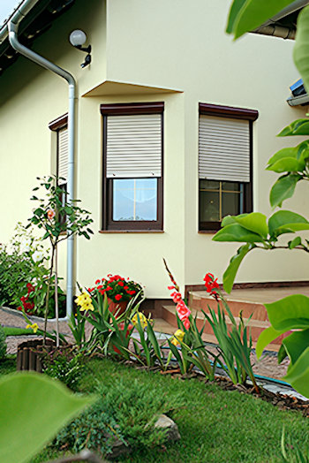 Quadratischer Rollladenkasten in RAL 9010 für Fensternischen